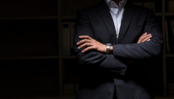 businesspeople-arm-in-arm-in-the-darkness