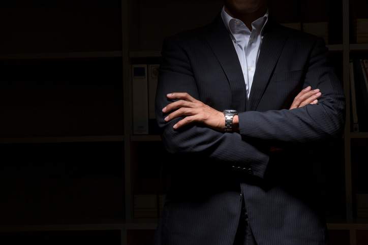 businesspeople-arm-in-arm-in-the-darkness