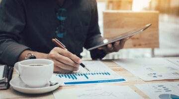 entrepreneur-doing-finance-graph-in-coffee-cafe